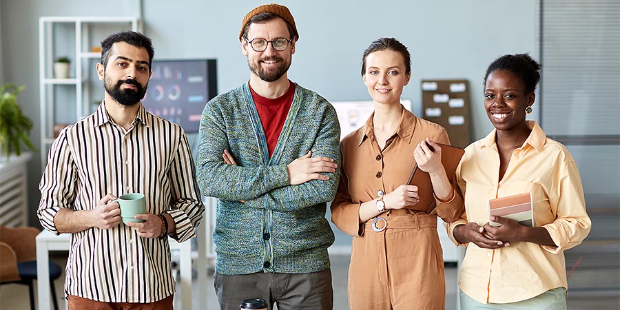 Brücken schlagen zwischen Kulturen: Wie wir interkulturelle Herausforderungen am Arbeitsplatz meistern